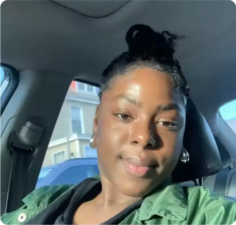 Mulher removendo a máscara QUASI