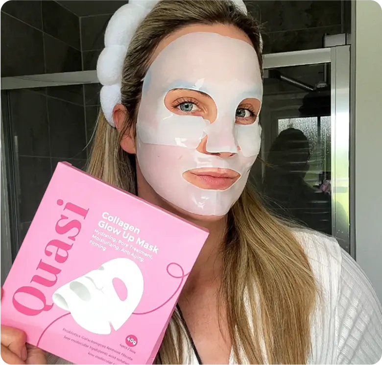 Mulher mostrando a máscara QUASI