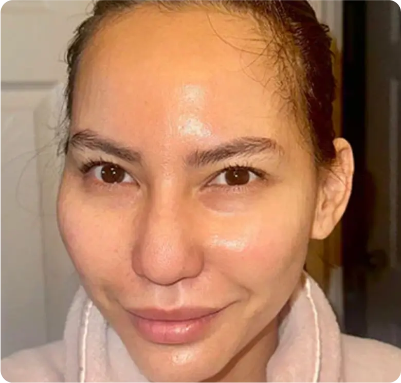 Mulher sorrindo com glow natural