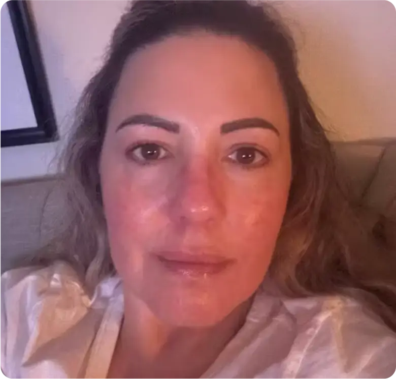 Mulher usando a máscara branca QUASI